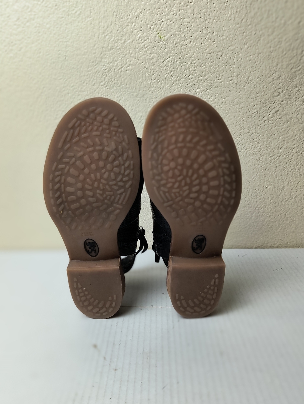 Sofft 7.5M Black Open-Toe Leather Mule Sandals - Picture 12 of 13
